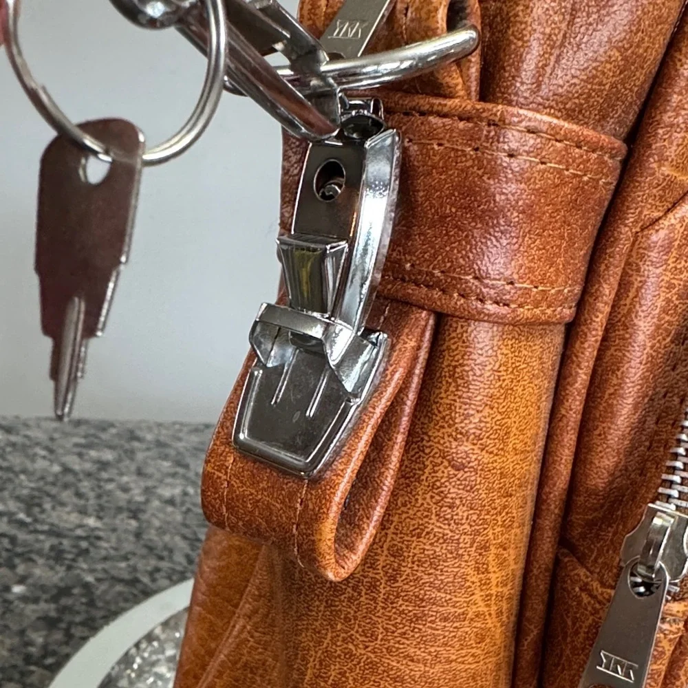 World Traveler Vintage tan Leather locking Bag